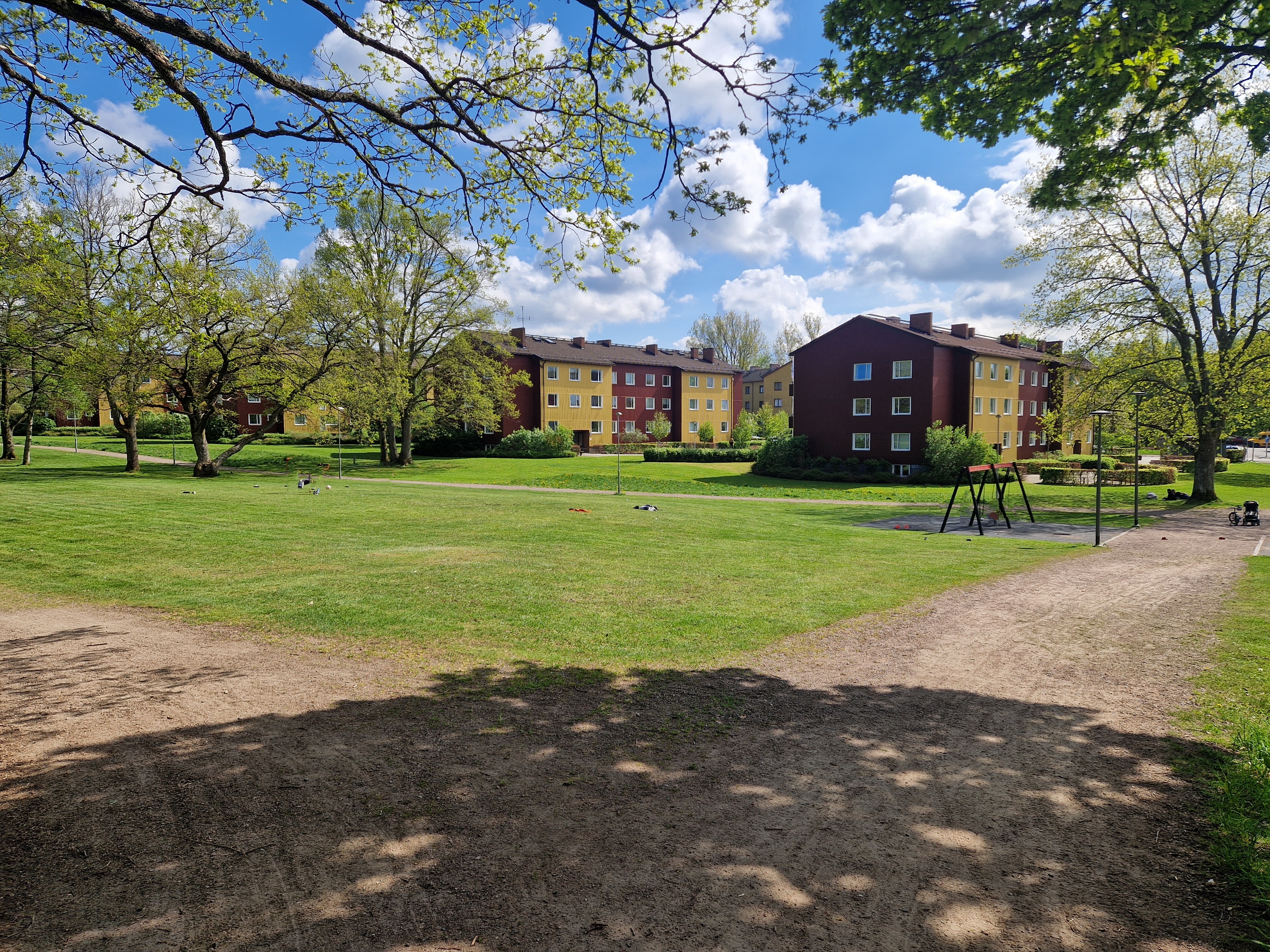 Vacker park med härlig lekplats på Tjäderstigen
